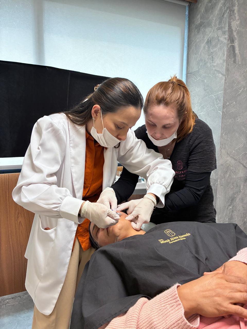 Médica-aluna executando o procedimento com orientação da Dra. Milene Azevedo